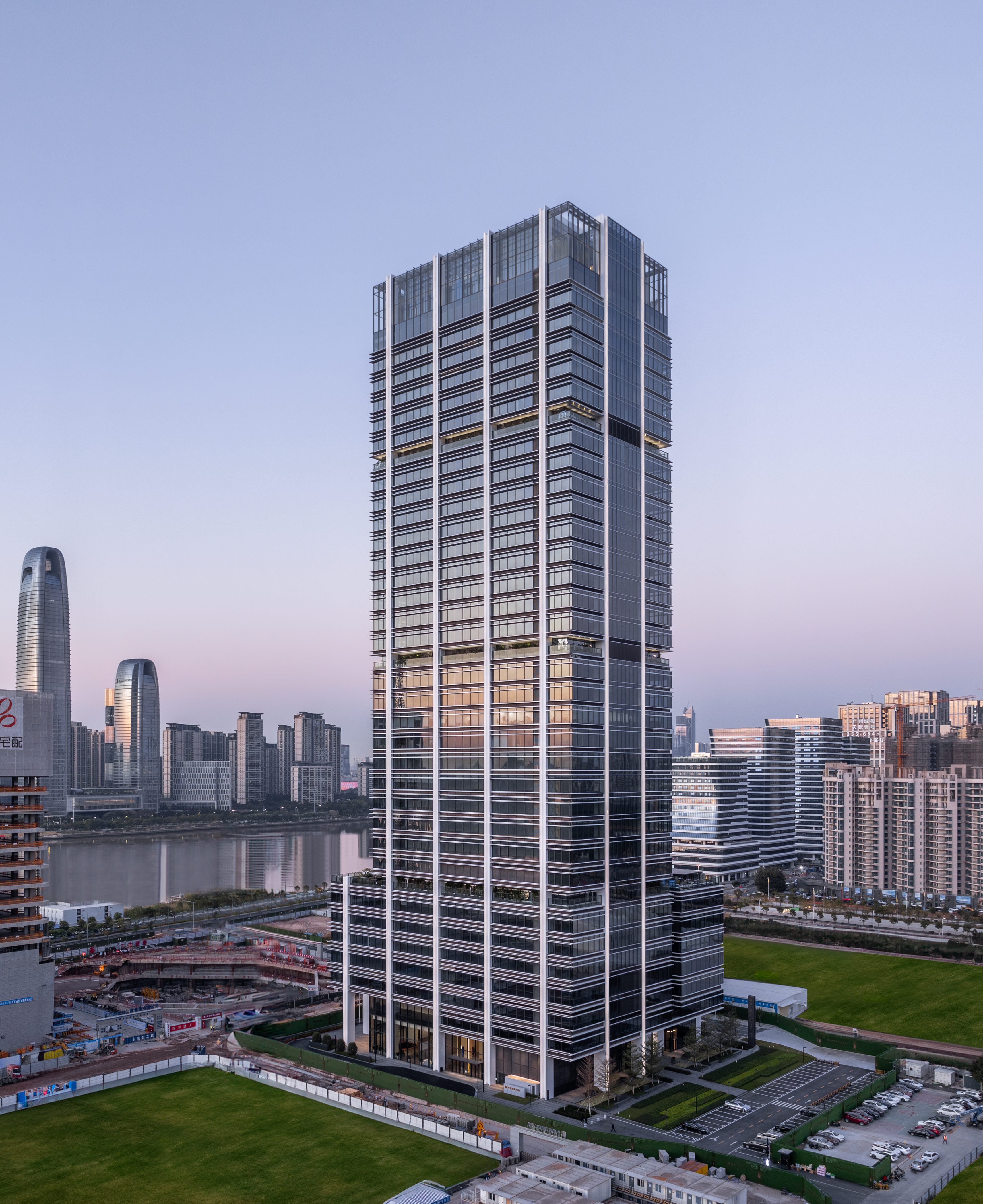 主入口与架空通廊